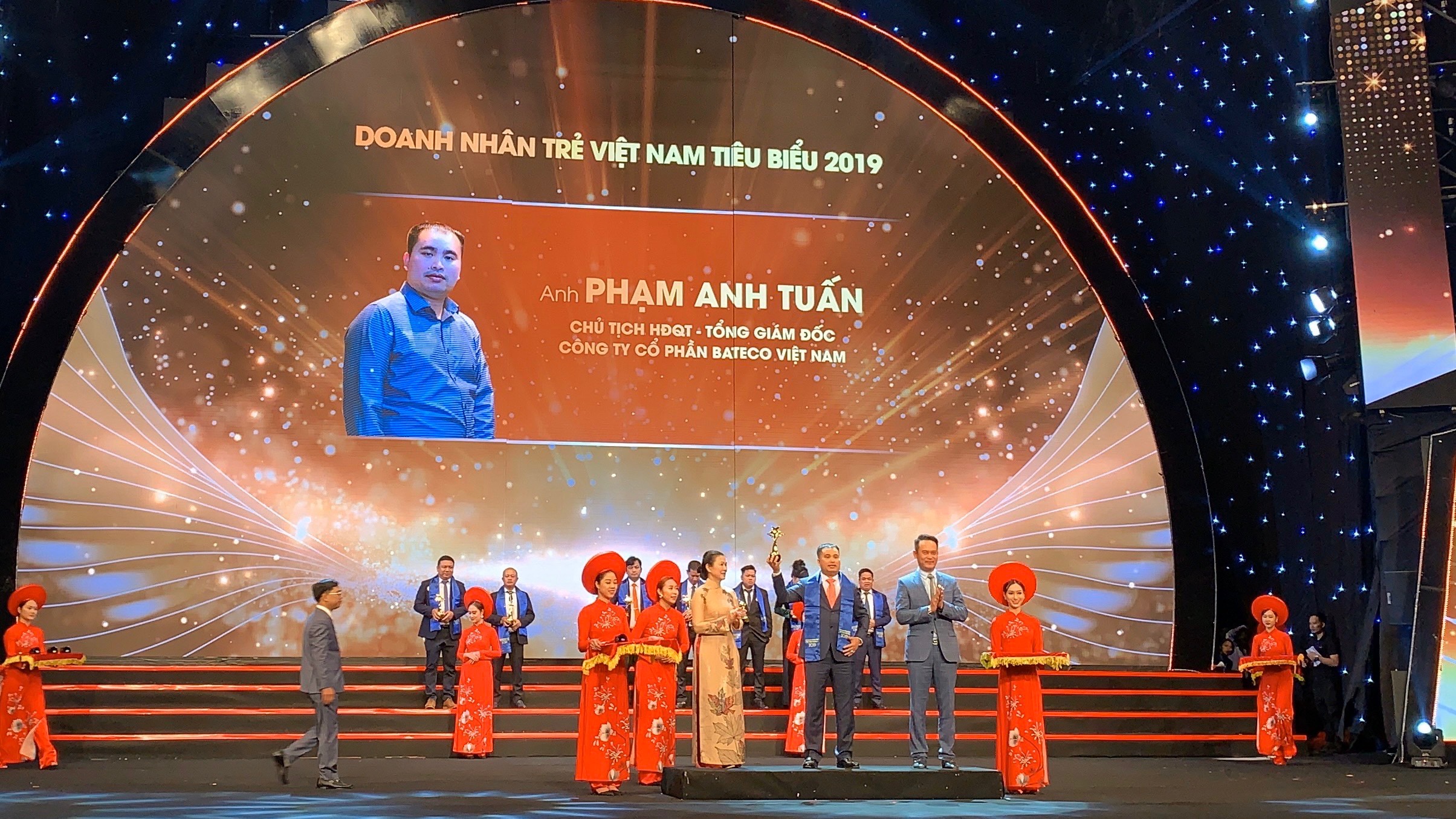 Toàn cảnh lễ trao Giải thưởng Sao Đỏ – Doanh nhân trẻ Việt Nam tiêu biểu 2019